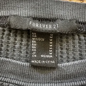 Forever 21 women’s dark gray waffle knit cropped long sleeve round neck top M thumbnail 4