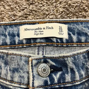 Abercrombie & Fitch Light‎ Wash Distressed Mom High Rise Jeans Size 31/12 thumbnail 6
