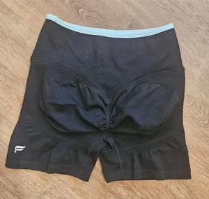 fabletics 4” black and white piping seamless scrunch high waisted shorts thumbnail 1
