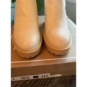 Dolce Vita Women's Ivory Leather Booties Size 10 Waterproof Chunky Heel thumbnail 3