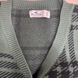 Hollister Cropped Sweater Women's Size XS Green Black Plaid Grunge Y2K Inspired‎ thumbnail 3
