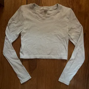 Aritzia Long Sleeve  thumbnail 1