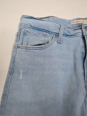 Levi's Women's 724 High Rise Straight Crop Jean Size 29 thumbnail 6