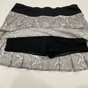Lululemon Pace Setter Skirt Gray Floral Print Size 4 Running Athletic Skort thumbnail 4