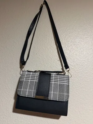 Stylish and elegant handbag in good condition. Perfect for everyday use, work, shopping, or going out. Spacious enough to carry your essentials and easy to match with different outfits. Please check the photos for the exact condition and details. thumbnail 2