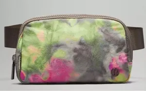 Lululemon everywhere belt bag hyper dye thumbnail 1