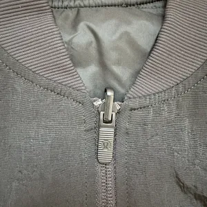 Lululemon Women's Black Reversible Insulated Bomber Jacket Size 2 thumbnail 3