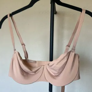 SKIMS SMOOTHING INTIMATES STRAPLESS BRA 32C NWT‎ color clay thumbnail 1