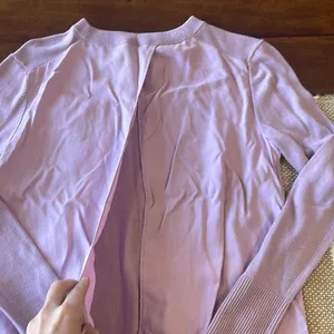 Lululemon Very comfy, sweater with back opening! Lavender, Size 4 thumbnail 7