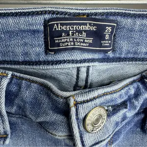 Women’s Abercrombie &‎ Fitch Size 25/0 Long Embroidered Distressed Skinny Jeans thumbnail 6