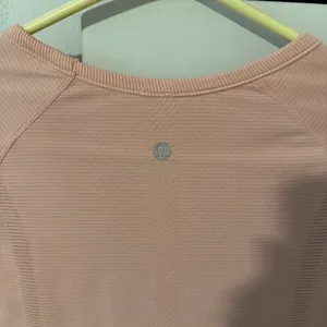 lululemon shirt  thumbnail 2