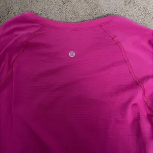 Lululemon Long Sleeve Swiftly Tech Race Length in Sonic Pink thumbnail 3
