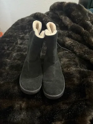 Koolaburra by UGG Shazi Black Suede Shearling Lined Short Winter Boot Sz 9 thumbnail 2