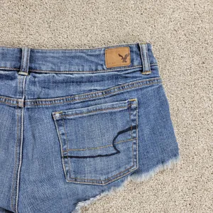 American Eagle Women Cutoff Jean Micro Shorts 4 Blue Denim Floral Embroidery thumbnail 4