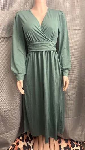 New size medium, beautiful green dress has pockets, long sleeve and stretchy thumbnail 1