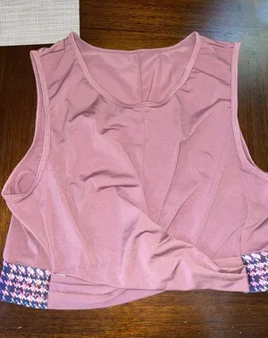 Woman’s size medium fabletics brand crop top thumbnail 1