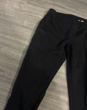 Carhartt women's leggings in solid black. Stretchy fabric for comfort. High waist with secure fit. Side utility pocket for convenience. Durable construction for work or daily wear. thumbnail 1
