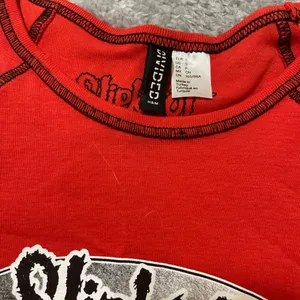 H&M Divided Slipknot Graphic Baby Tee Red Cropped Band Top Size S thumbnail 2