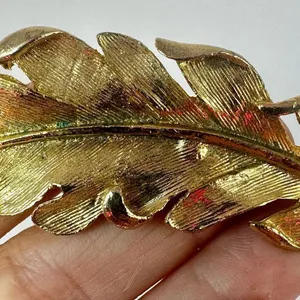 Gold tone vintage leaf brooch Gold thumbnail 5