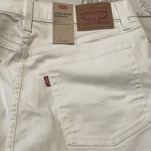 NWT Levi’s white high rise slim through hip shorts thumbnail 5