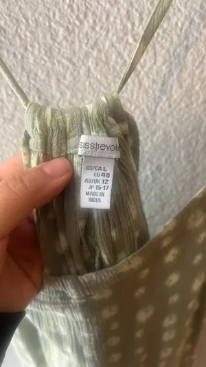 Sisstrevolution Romper – Size L Light and breezy romper in a soft sage green with white floral polka dot print. Made by Sisstrevolution, known for its beachy, boho style. Adjustable spaghetti straps, flowy fit, and lightweight fabric – perfect for summer days or a casual day out. Size: Large | In excellent condition Only one available! #SisstrevolutionStyle #RomperSeason #SizeL #BohoVibes #SecondHandWithStyle #EllaSecondLife #PreLovedFashion #LightAndLovely #BeachyLook thumbnail 4
