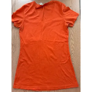 b20 Women's Hooters Girl Worn V-neck T-Shirt Lightweight Cotton Poly size Medium thumbnail 2
