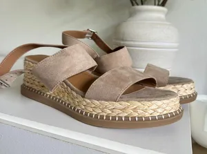 Universal Threads women’s sandals thumbnail 5