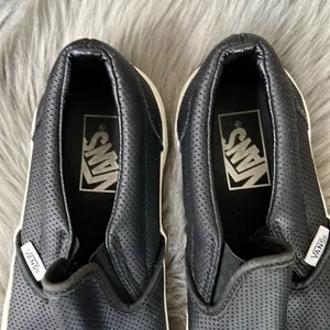 EUC Vans Black and White Slip-On Sneakers Woman's sz 8.5/Mens sz 7 thumbnail 3