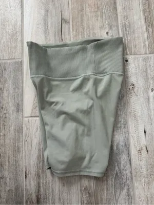 Vuori Women’s Rib Studio Bike Short High Waist Light Grey Size Small thumbnail 10
