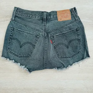 Levi’s 501 Shorts Size 24 thumbnail 2