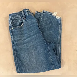 American Eagle Outfitters Distressed Blue Ankle X Short Jeans‎ Size 2 thumbnail 3