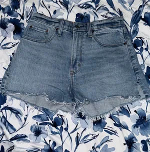 Abercrombie The Mom Shorts High-Rise thumbnail 1