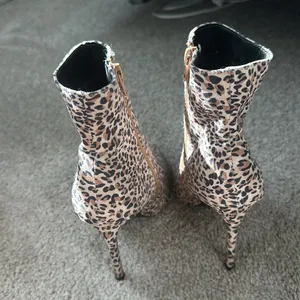 Size 6 USED LIKE NEW Qupid heeled boots thumbnail 2
