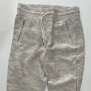 Athleta Cabo Tide‎ Linen Jogger Neutral Beige Tan Camo Print Pants - Size 6. thumbnail 2