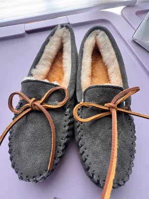 Minnetonka 3345 Sheepskin Hardsole Moccasin Slippers Gray Women’s 6 NIB thumbnail 1