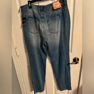 NWT Forever 21 Ripped Boyfriend Jeans thumbnail 2