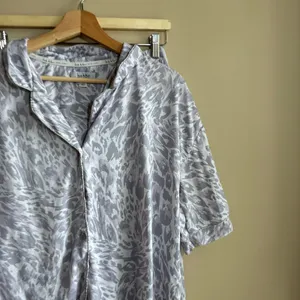 Nicole Miller Pajama Set M Gray White Womens Abstract Animal Print Stretch thumbnail 2