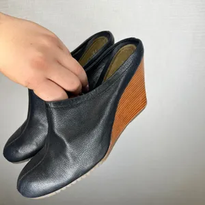 Aerosoles Womens Black Leather Wedge Mules Wood Grain Heel Round Toe Size 10 thumbnail 3
