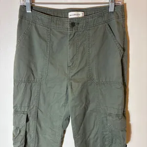 Abercrombie & Fitch Cargo Pants Olive Green Utility Pockets Straight Leg Size 27 thumbnail 2