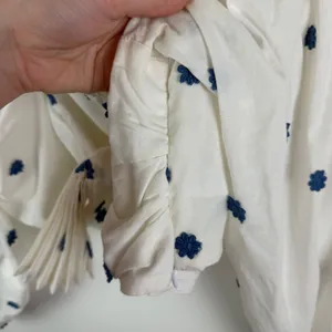 Farm Rio Blue Flowers‎ Crop Top Large White Floral Embroidered Tie Front Beachy thumbnail 3