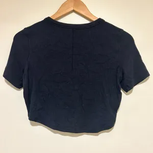Lululemon Hold Tight Cropped Ribbed T Shirt in Black Size Small thumbnail 4