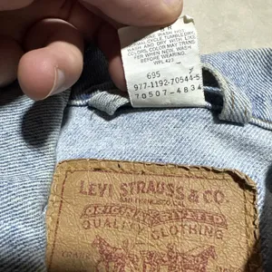 Levis 70507-4834 Denim Trucker Jacket Men's SZ M Light Wash 1992 Harley Patch thumbnail 13