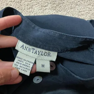 Ann Taylor‎ Silk Mandarin Collar Button Up Shirt Navy Blue Size Medium thumbnail 4