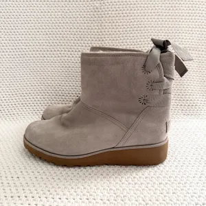 UGG Light Grey Bow Lace Back Drew Perforated Sunshine Ankle Wedge Boots 8.5 thumbnail 5