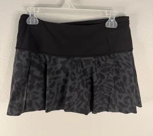Lululemon Hit Your Stride Skirt – Animal Swirl Deep Coal Black – Size 6 – EUC thumbnail 1