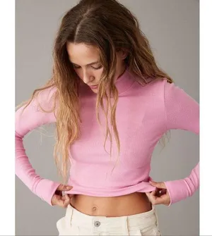 AMERICAN EAGLE Long Sleeve Cropped Hey Baby Mock Neck Tee In Pink thumbnail 1