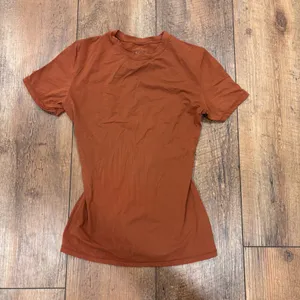 Skims Women's Size XS Chai Brown Orange Fits Everybody Short Sleeve T-Shirt EUC thumbnail 2