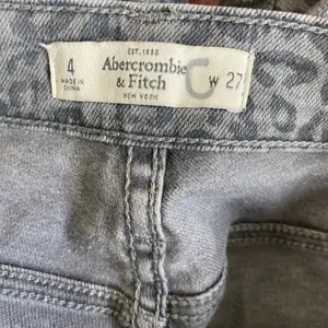 Abercrombie & Fitch Gray High-Waisted Leopard Jeans Size 4 thumbnail 3