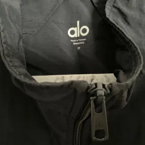 Alo Yoga Light Weight Takeaway Track Pullover Black M thumbnail 7