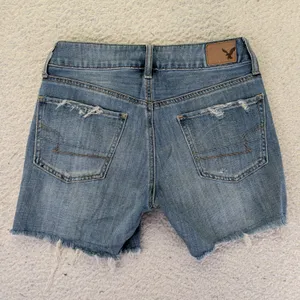American Eagle Tomgirl Distressed‎ Jean Shorts Womens 00 Blue Denim Button Fly thumbnail 2